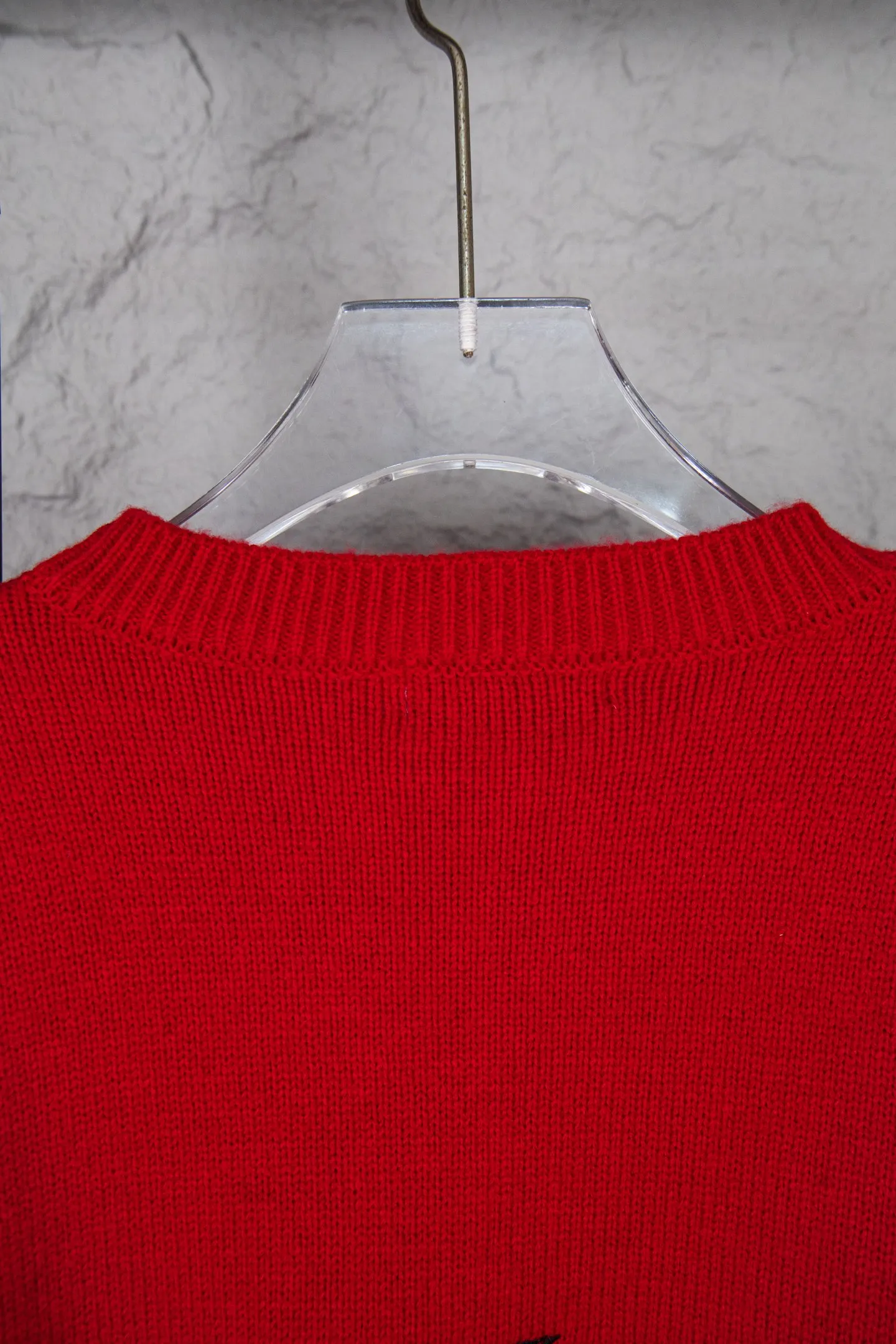 P250 Chrome Hearts CH Chrome Hearts Patch Cross Hole Knitted Sweater Pullover. The popular style is the same for men and women. It is matched with black and white. It looks good in real life. It looks good on the upper body. It looks good in daily wear. It is even more photogenic. It’s hard not to buy it. Buy it for me!!! Believe me, no one can refuse such a machine-length Chrome Hearts jacket. It has expanded the version based on the old version. The upper body is loose and stylish. The casual design of the hem is expanded to make fat people slim down to the extreme. Slim people are limited to high-end and high-end. 10,000 yuan ZP printing. 1:1 perfect restoration. Looks good when worn alone. Both men and women can control it easily. If you care more about quality, you must also respect the price. It is completely different from the thin see-through bottoms that pill when worn. If the style makes you shine at a glance, then quality is what you should pay more attention to. Compared with price, what we focus on is quality. Customers who have received my products know all about it. ️️️ Sweaters on the market are generally made of bract yarn. We use modal. Compared with core-spun yarn, the advantages are very intuitive: high cost, high price, high density, relatively expensive for developers, allowing us to make a lot less money. In addition, the upper body is delicate, anti-pilling, and high-end. We are conscientious sellers. Quality determines the upper body effect. No matter how bad the quality, the best style is still the temperament of the urban-rural fringe. We only do long-term business. Quality determines character. Take it back and wear it with confidence and wash it. The quality of the pattern will definitely make your eyes shine. We only make the right version of high quality. We make high-end hard goods. Reject junk goods and reject fast food. Conscientious quality and conscientious price. You deserve it!  Color: Black White Gray Red Size: S M L